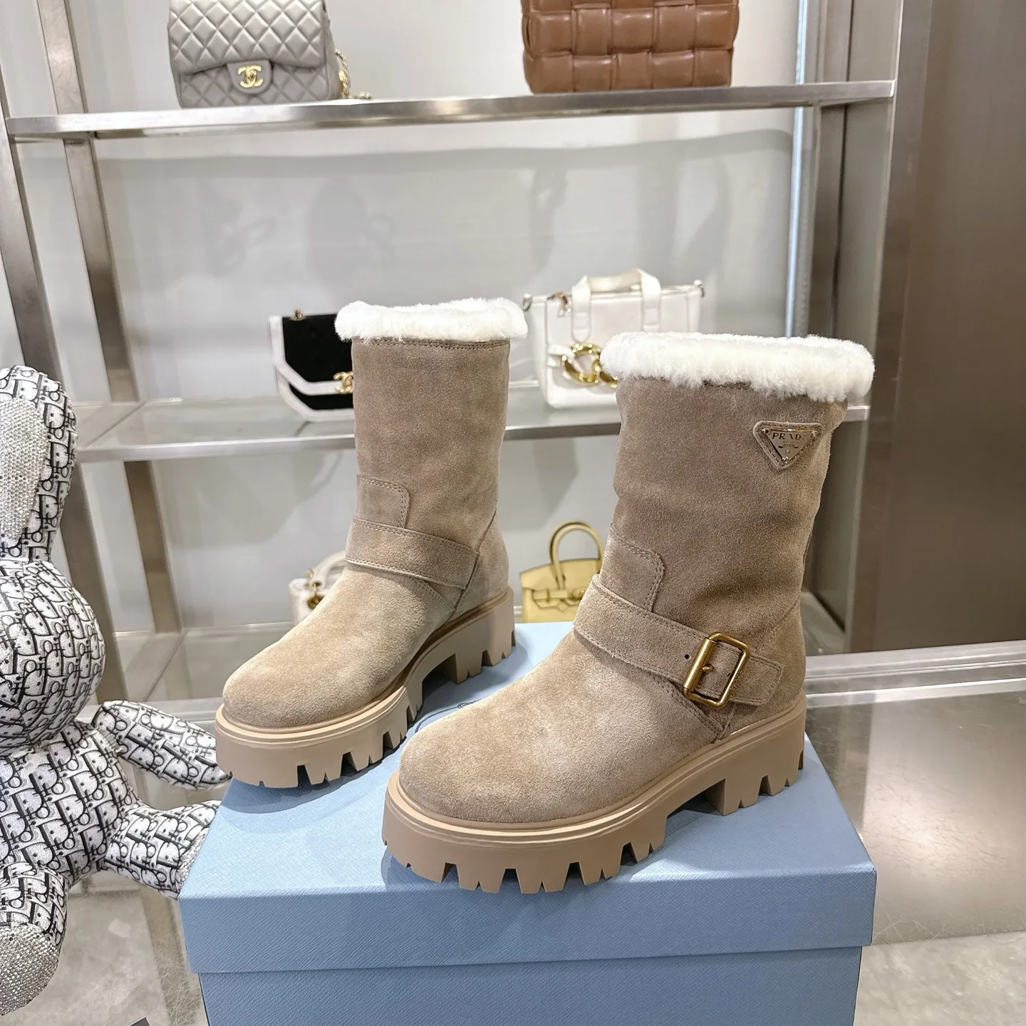 👟👟Ex-factory price 700👟👟 🔥Heavyweight🔥4050 Prada/PRADA autumn and winter snow boots counter new thick-soled anti-ski boots warm wool short boots, the same style as PRADA autumn and winter T-stage catwalk catwalk celebrity stars, original 1:1 replica, high-quality quality! The top version is comfortable on the feet and makes you look slimmer, elegant and intellectual! It is a rare pair of comfortable and warm casual snow boots! ❶Fabric: High mercerized cow suede/first layer cowhide ❷Lining: %100 pure wool imported from Australia ❸Feet: %100 pure wool imported from Australia ❹Outsole: Original TPU foam bottom Four-color women's sizes: 36–42. Complete packaging, with certified pure cotton bag after-sales service card.